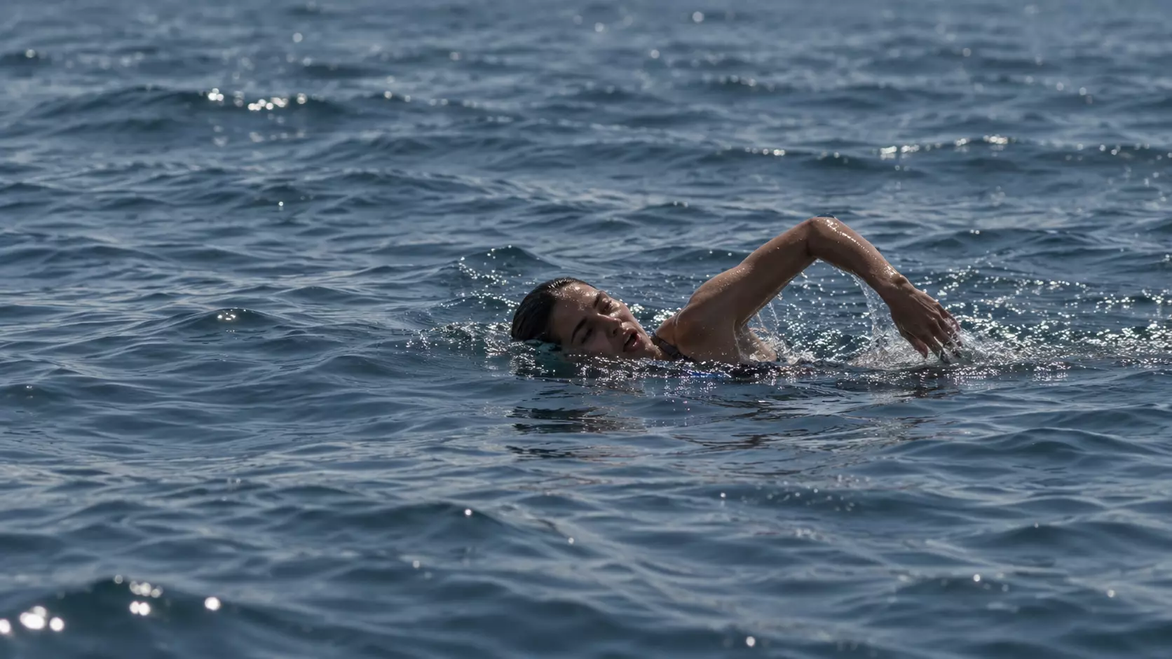 Una persona nada en mar abierto.